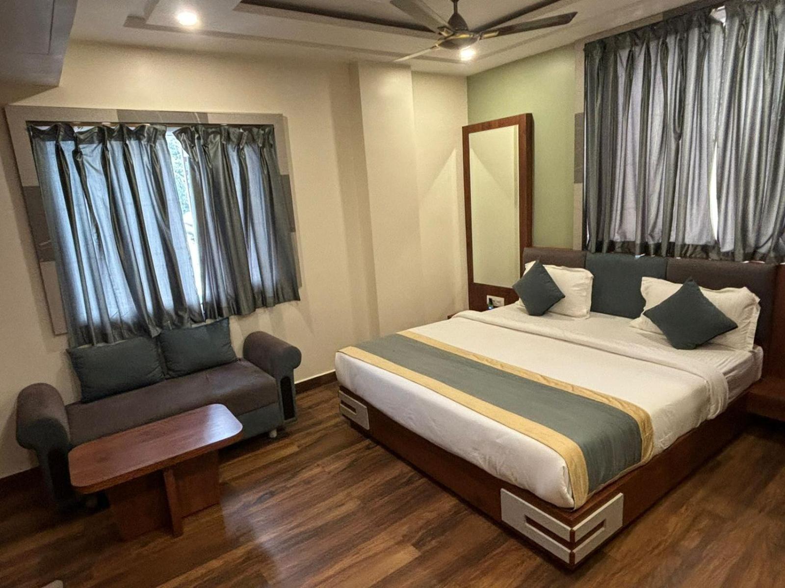 Hotel Omkareshwar Inn เดฟการ์ ภายนอก รูปภาพ