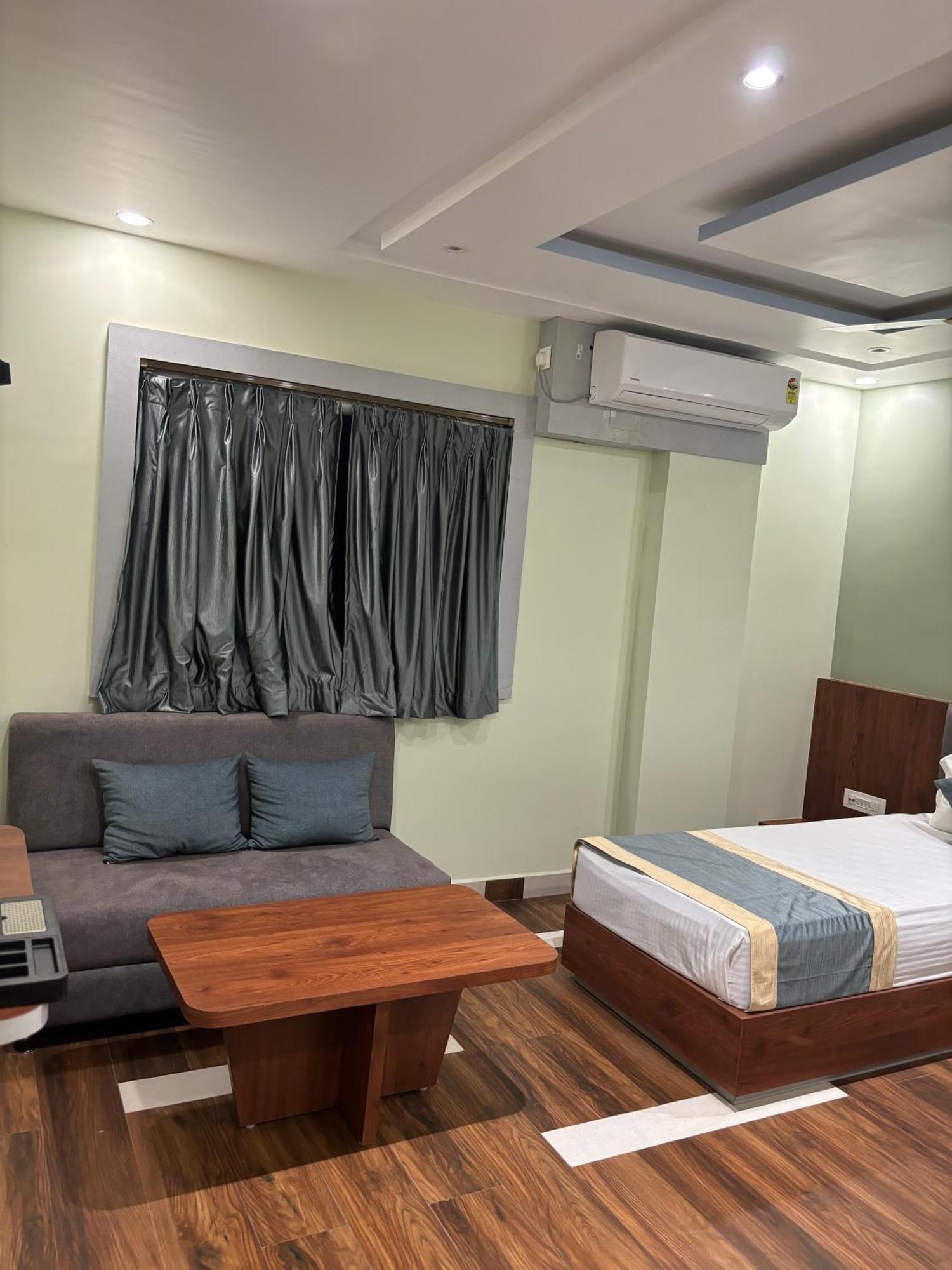 Hotel Omkareshwar Inn เดฟการ์ ภายนอก รูปภาพ