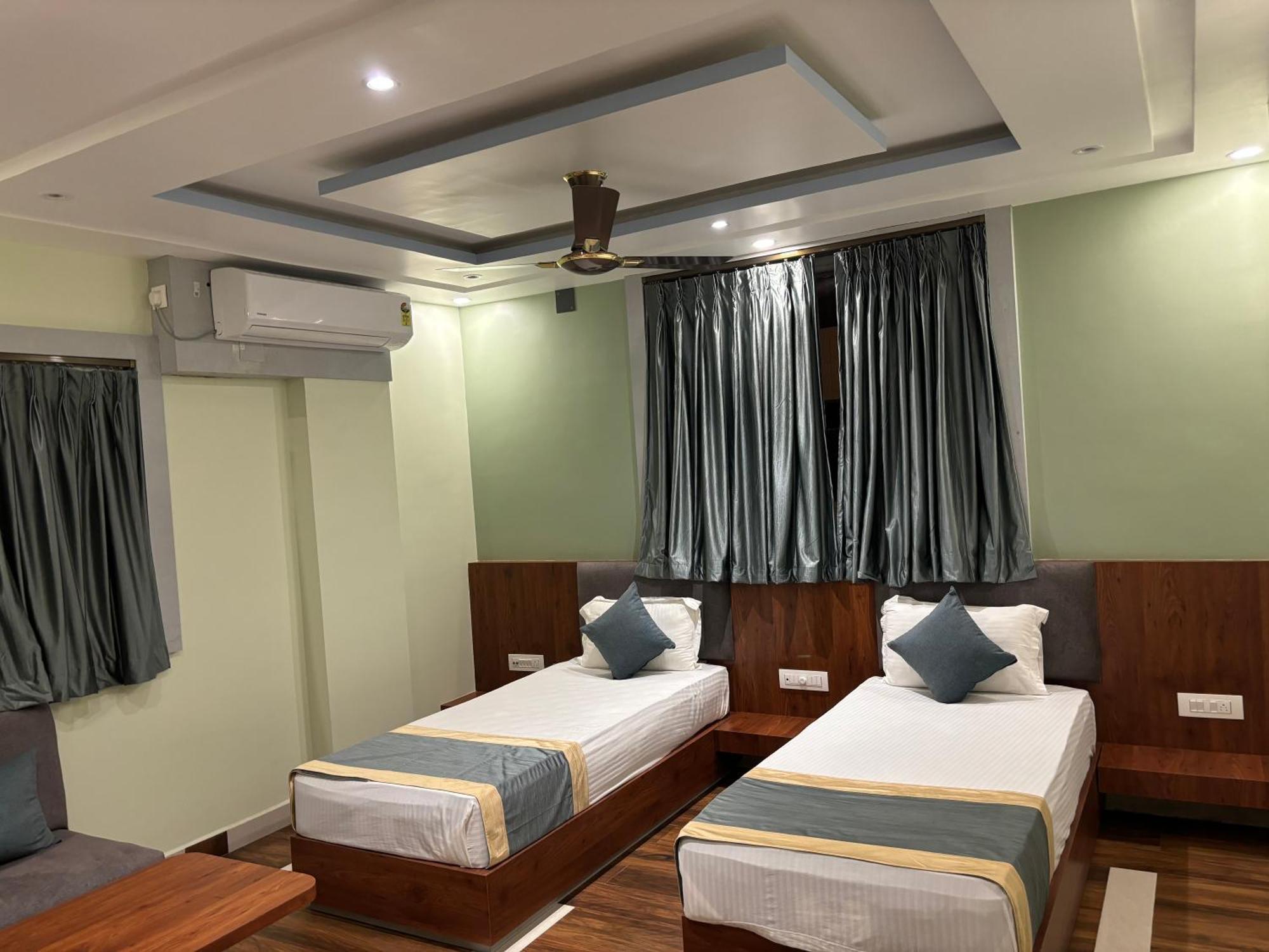 Hotel Omkareshwar Inn เดฟการ์ ภายนอก รูปภาพ