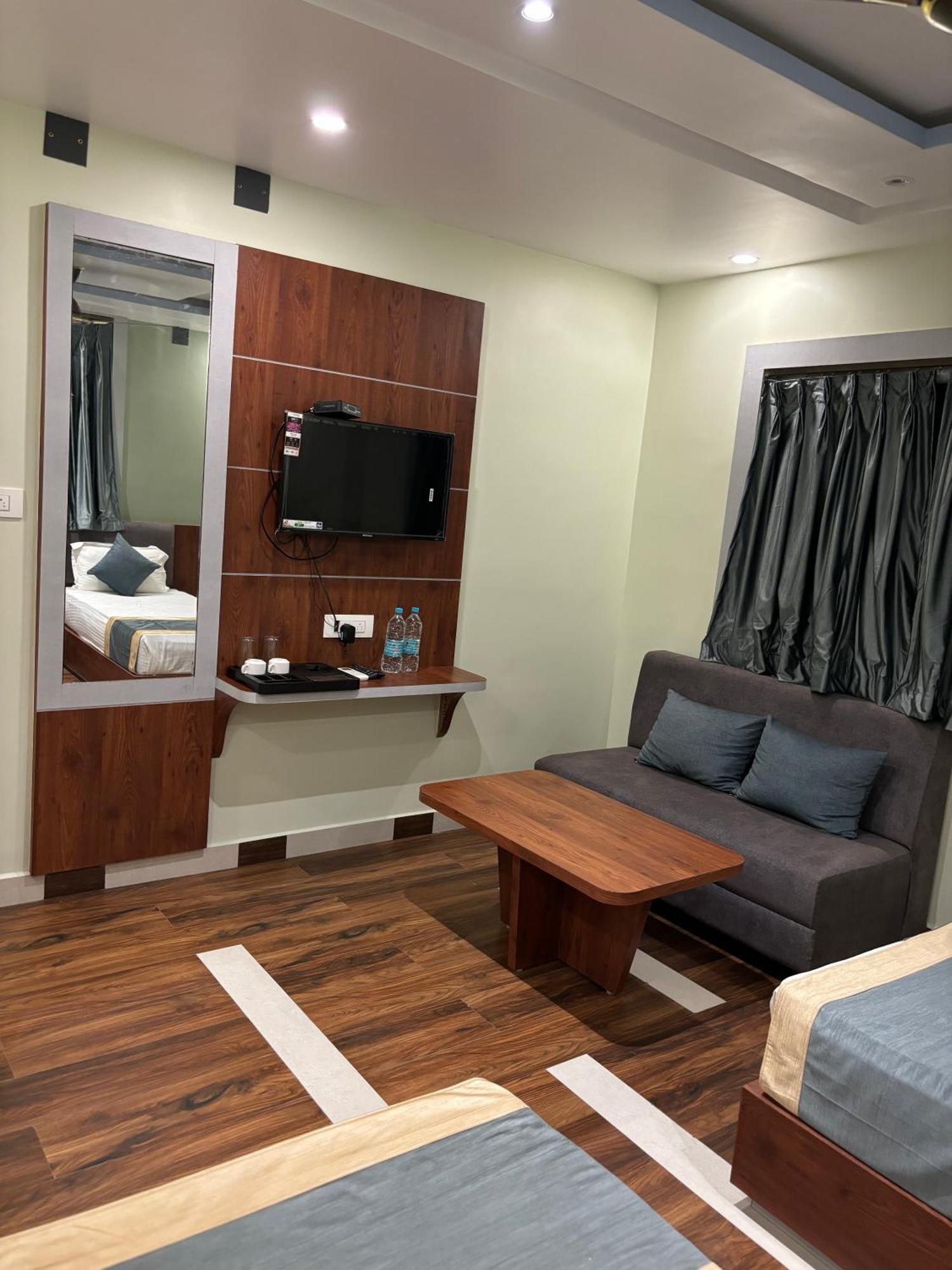 Hotel Omkareshwar Inn เดฟการ์ ภายนอก รูปภาพ