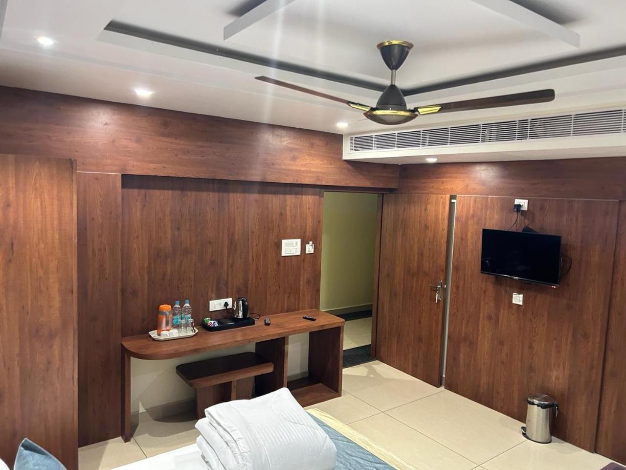 Hotel Omkareshwar Inn เดฟการ์ ภายนอก รูปภาพ