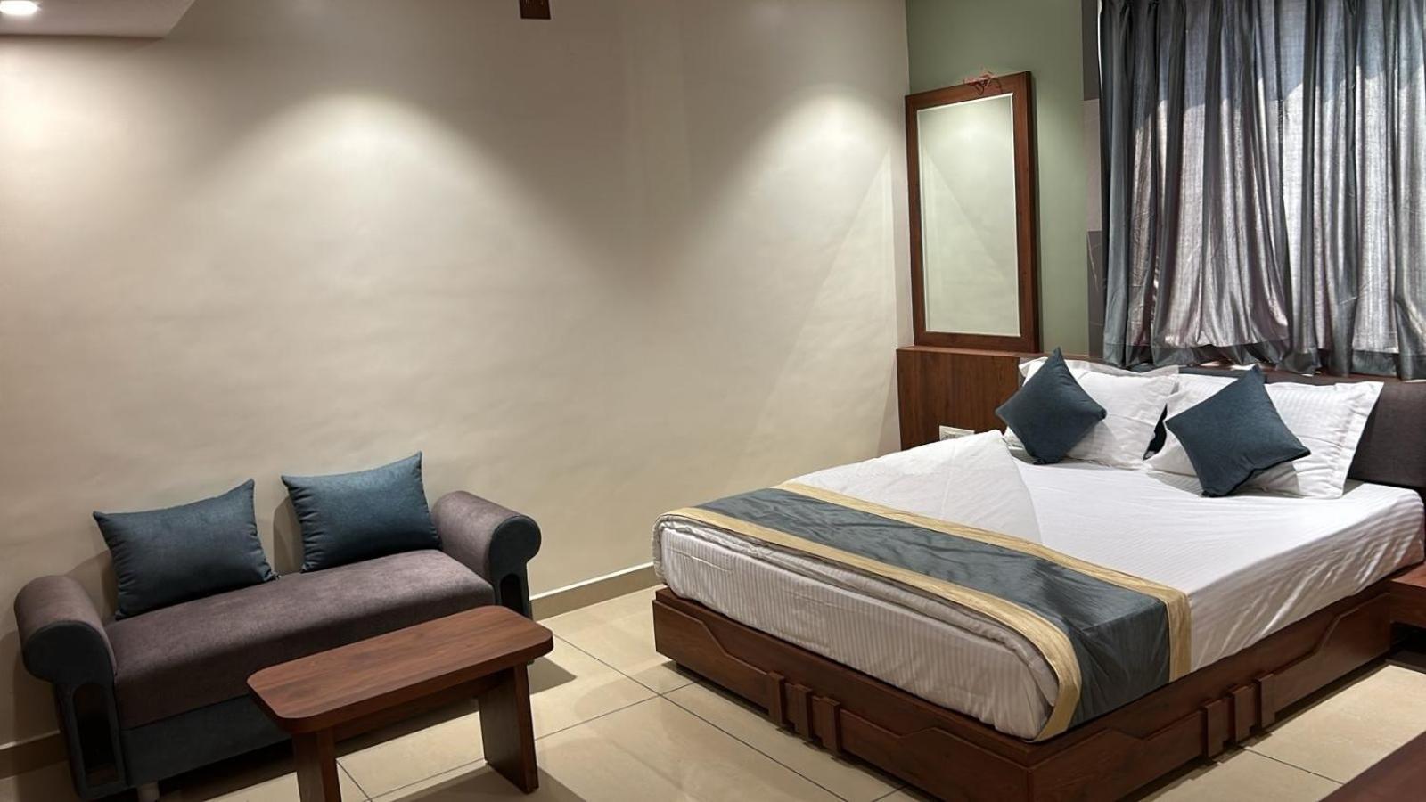 Hotel Omkareshwar Inn เดฟการ์ ภายนอก รูปภาพ