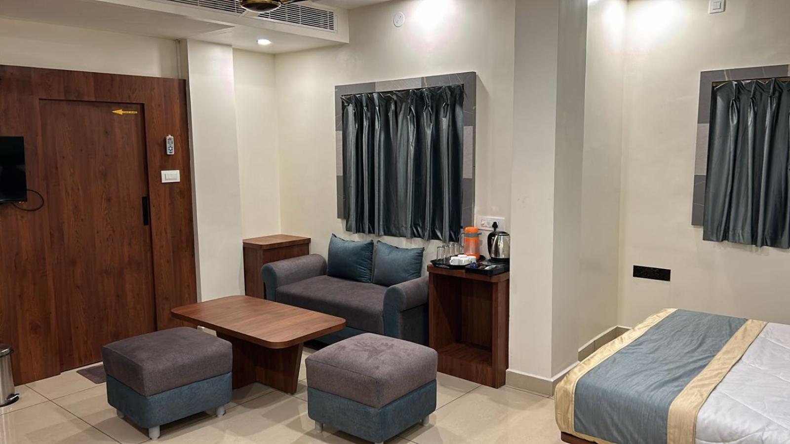 Hotel Omkareshwar Inn เดฟการ์ ภายนอก รูปภาพ